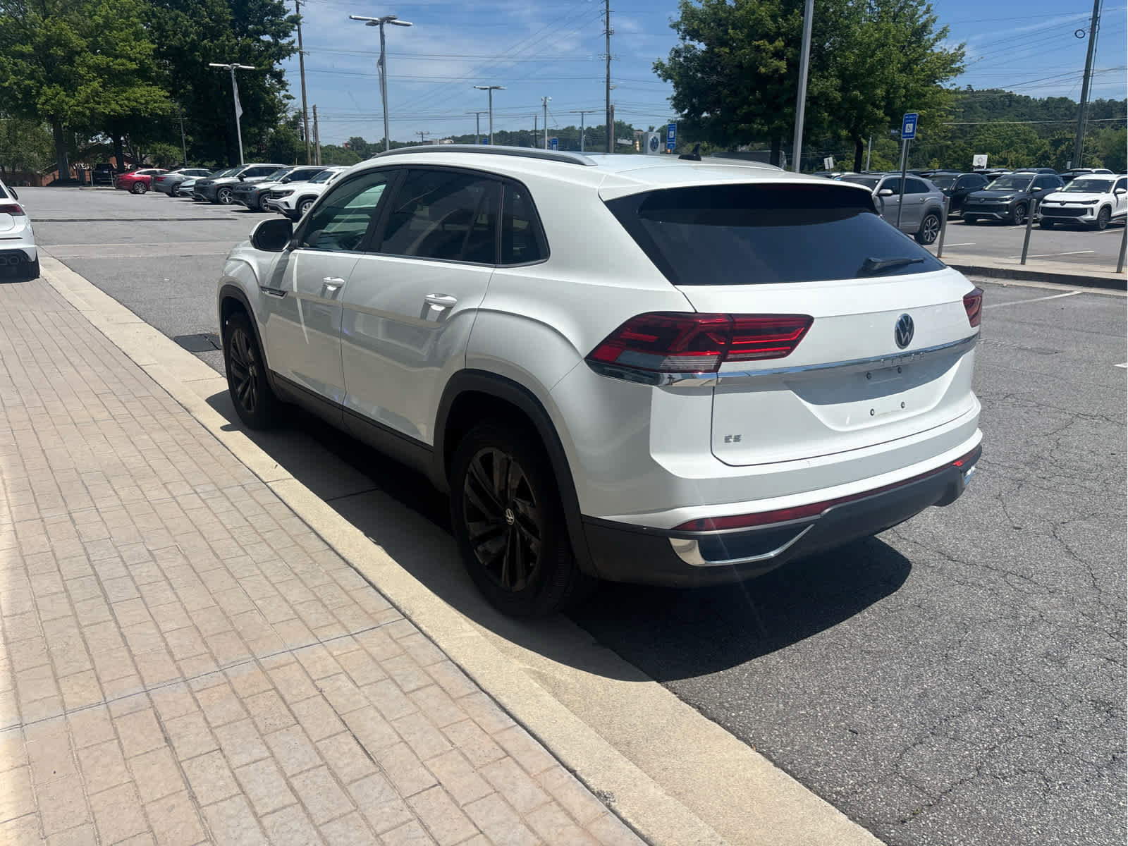 Used 2022 Volkswagen Atlas Cross Sport SE w/ Panoramic Sunroof Package FWD image 6