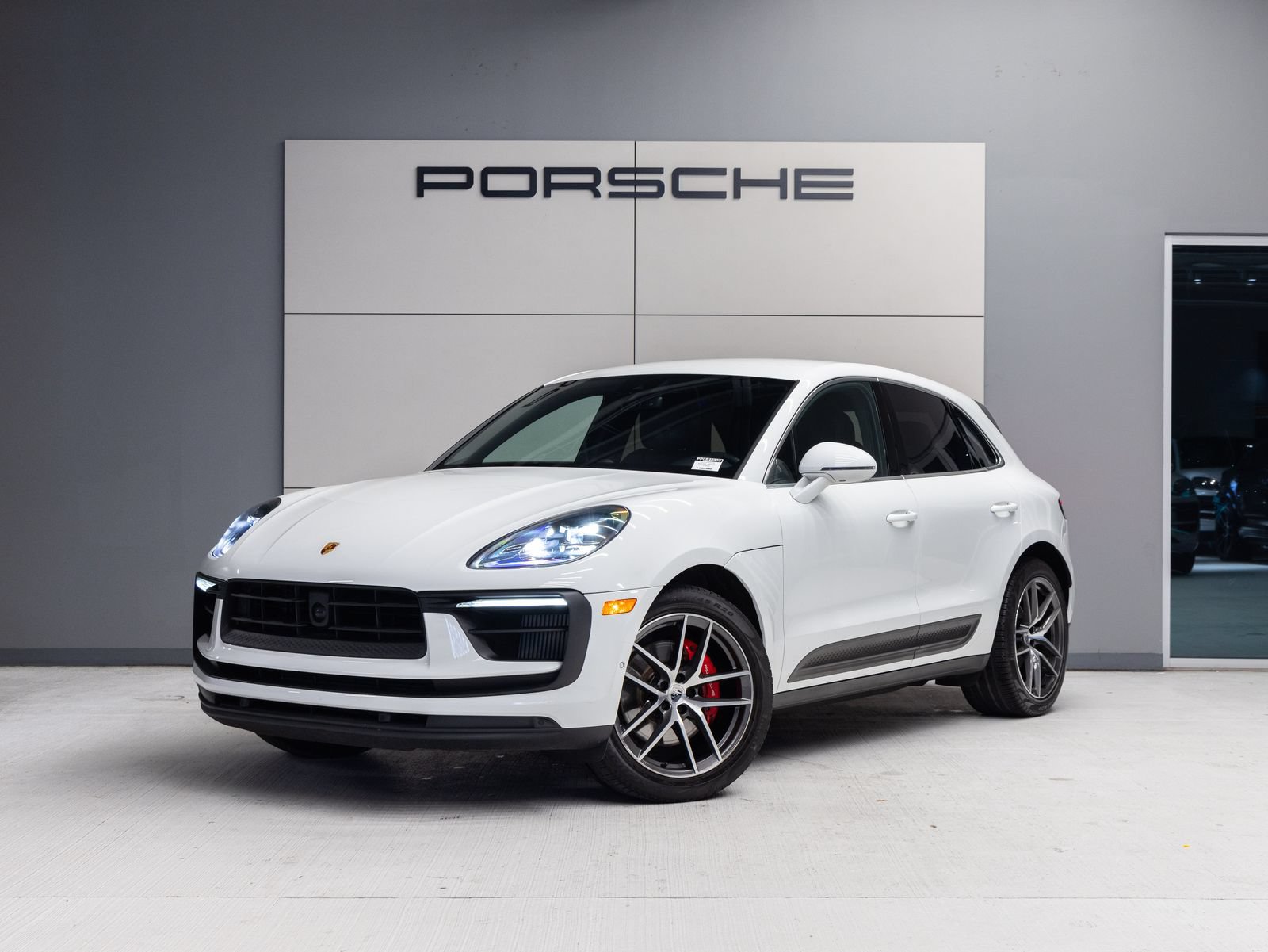 Certified 2023 Porsche Macan S AWD/4WD image 1