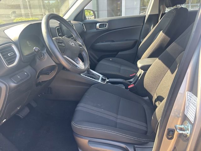 Used 2025 Hyundai Venue SEL FWD image 6