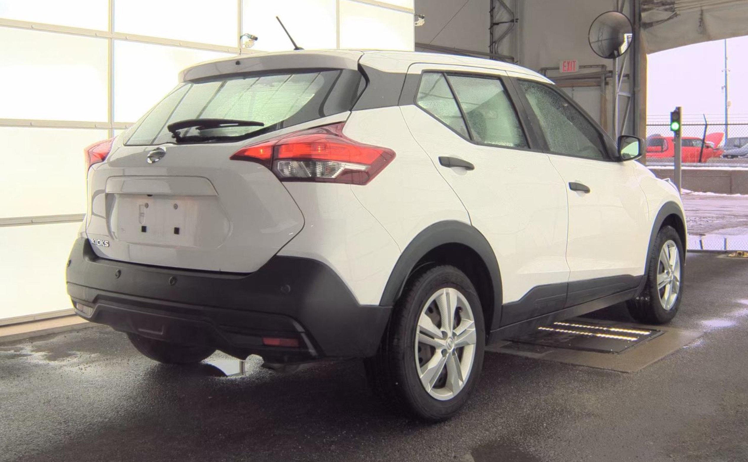 Used 2020 Nissan Kicks S image 4