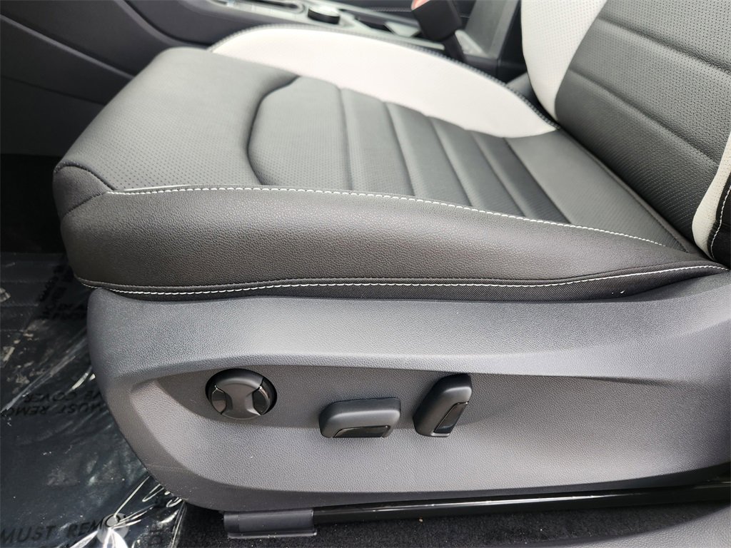 New 2025 Volkswagen Taos SEL image 13