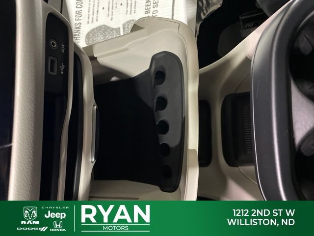 Used 2018 Chrysler Pacifica Touring-L FWD image 27