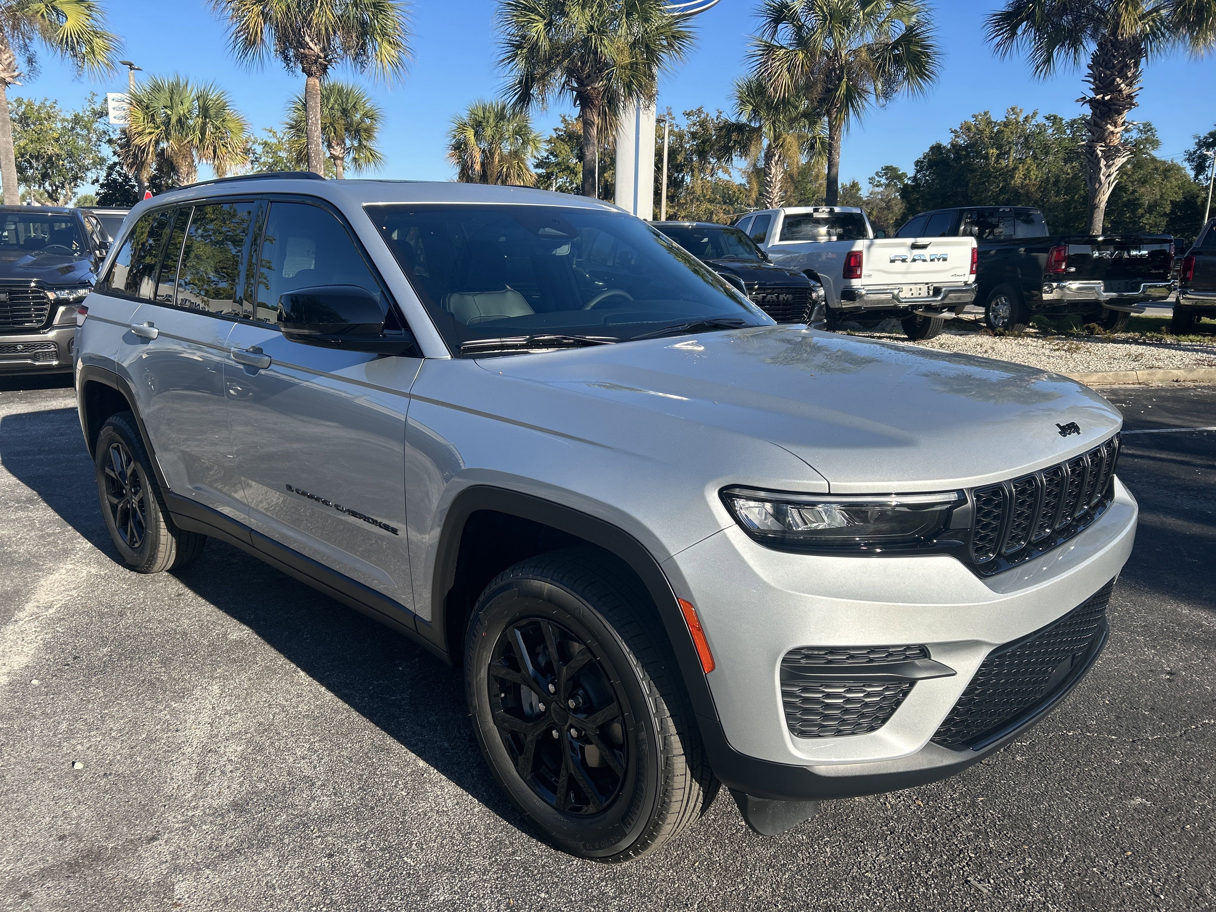 New 2025 Jeep Grand Cherokee Laredo image 3