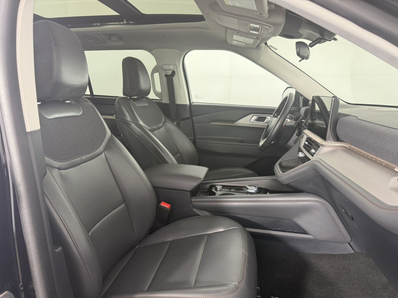 Used 2025 Ford Explorer Active w/ Active Comfort Package AWD/4WD image 10