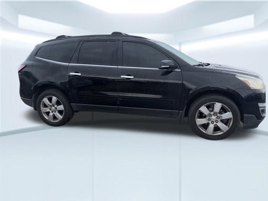 Used 2017 Chevrolet Traverse LT w/ Style and Technology Package FWD image 5