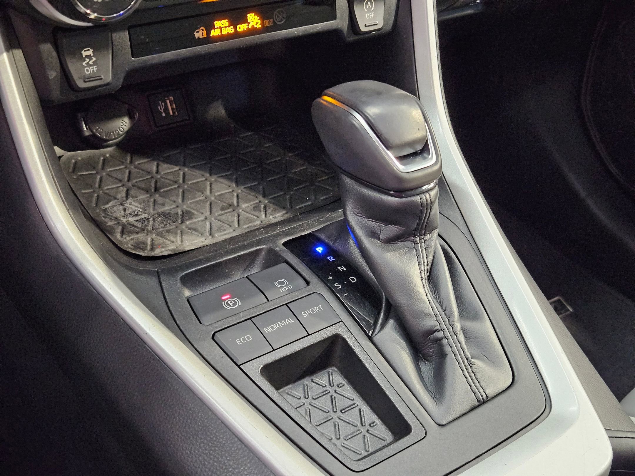 Used 2023 Toyota RAV4 XLE Premium image 32