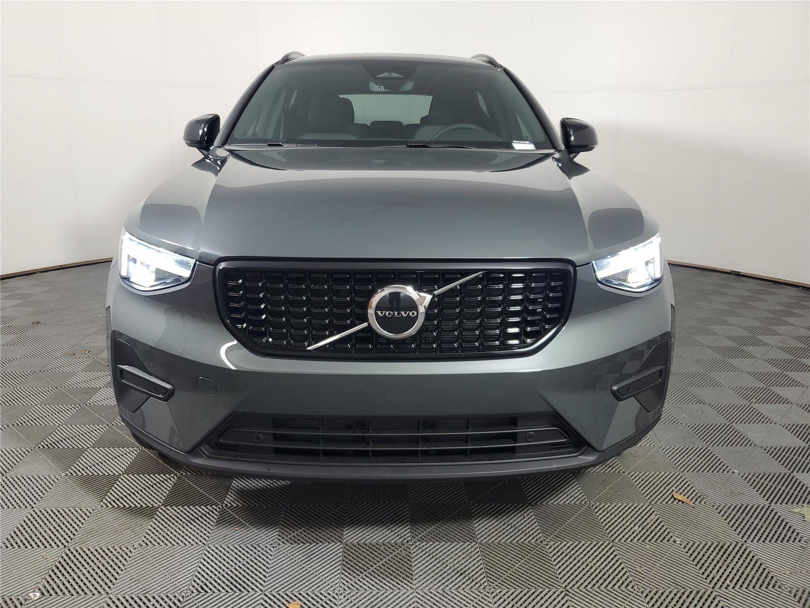 Certified 2026 Volvo XC40 B5 Core AWD/4WD image 2