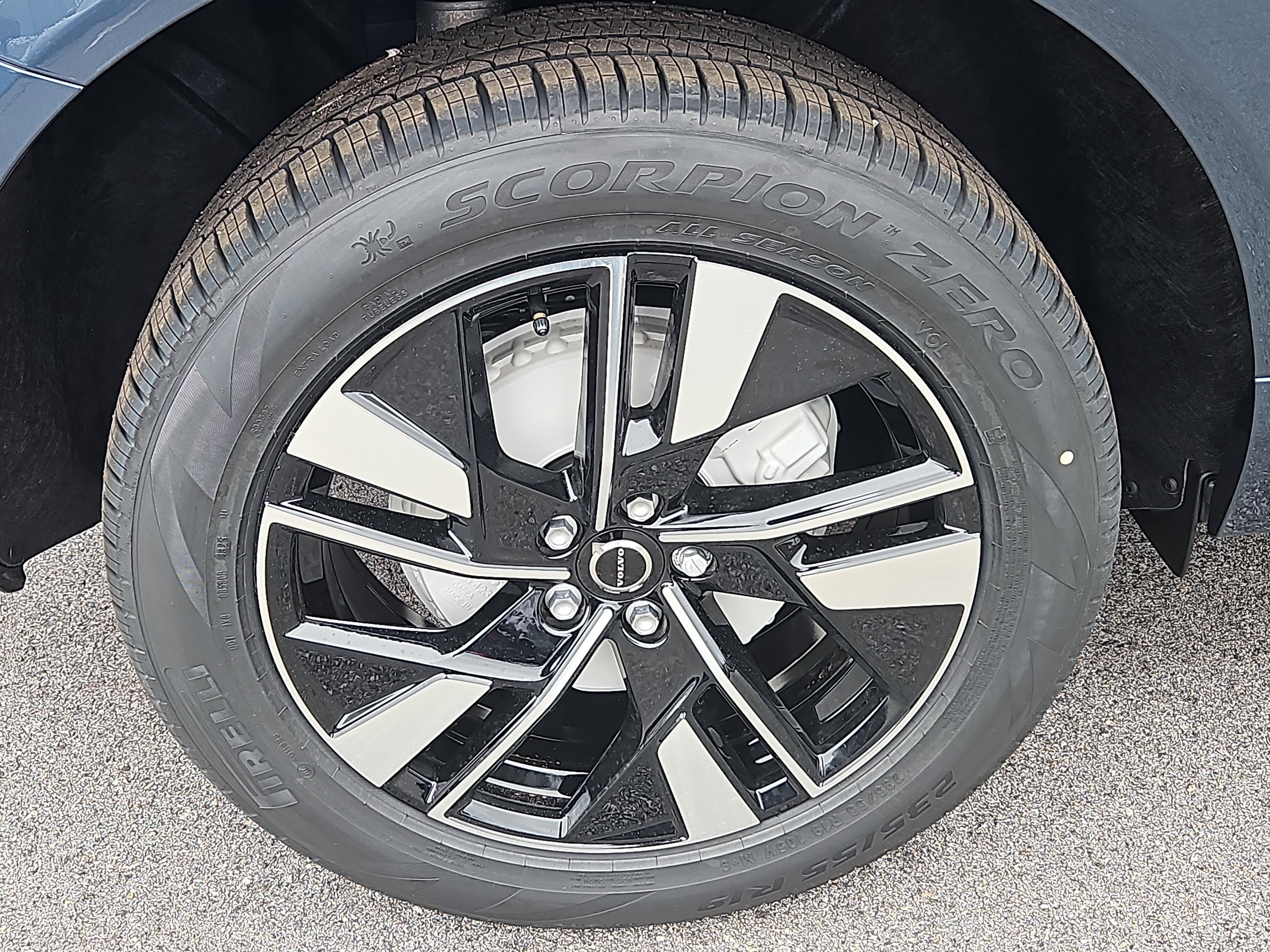 New 2026 Volvo XC60 B5 Plus w/ Protection Package Premier AWD/4WD image 19