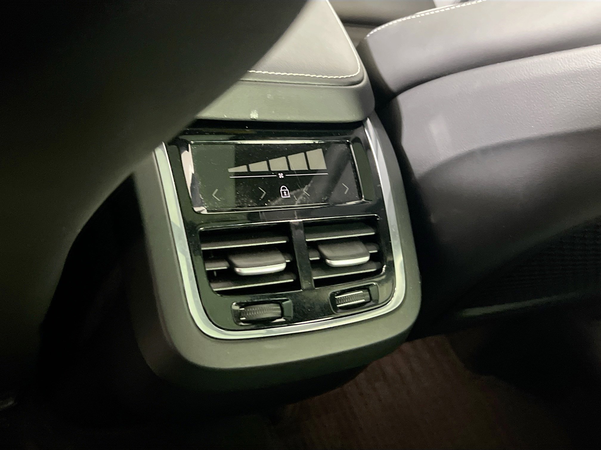 Used 2022 Volvo XC60 B5 R-Design w/ Advanced Package image 25