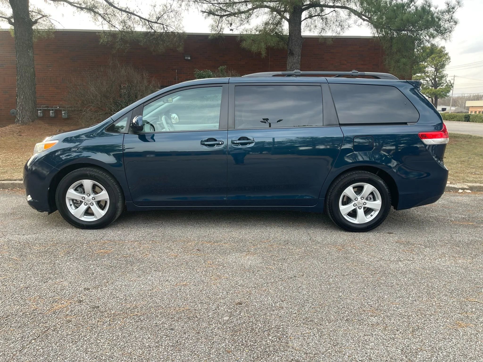 Used 2012 Toyota Sienna LE image 2