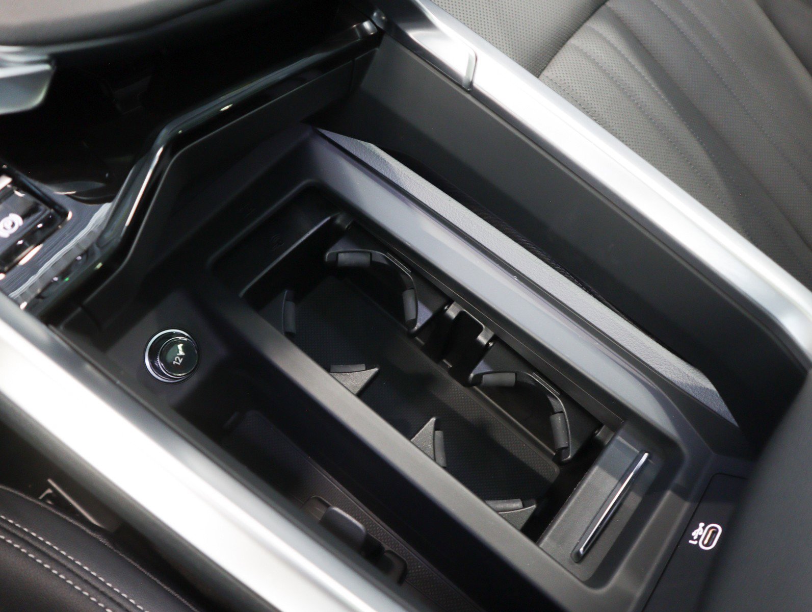 Used 2024 Audi Q8 e-tron Premium Plus w/ Premium Plus Package image 22