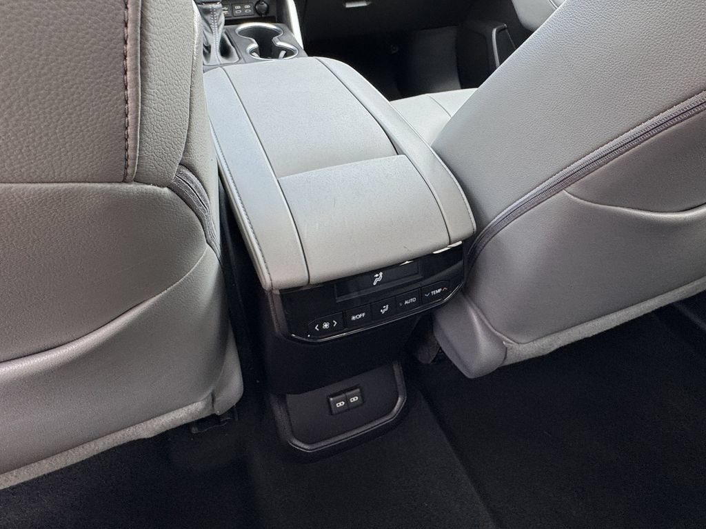 Used 2023 Toyota Highlander XLE AWD/4WD image 32