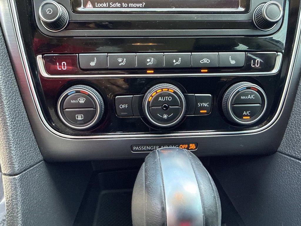 Used 2018 Volkswagen Passat 2.0T R-Line w/ R-Line Lighting Package FWD image 33