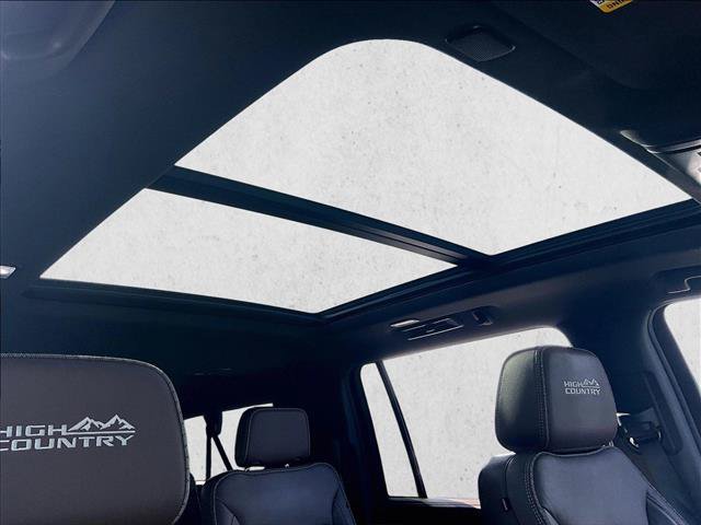 Used 2024 Chevrolet Suburban High Country RWD image 17