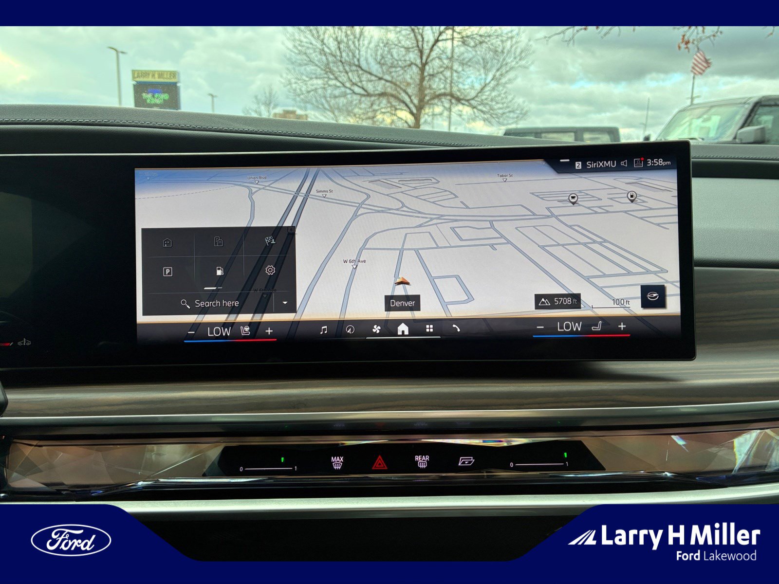 Used 2025 BMW 760i xDrive w/ Premium Package image 28