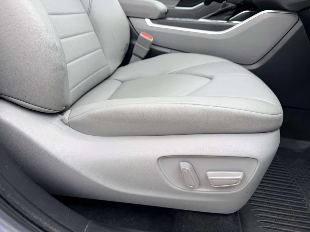 Used 2023 Toyota Highlander XLE AWD/4WD image 12