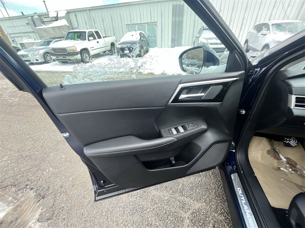 New 2025 Mitsubishi Outlander SE image 13