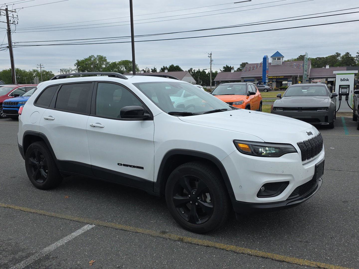 Used 2023 Jeep Cherokee Altitude Lux w/ Mopar Interior Package AWD/4WD image 4