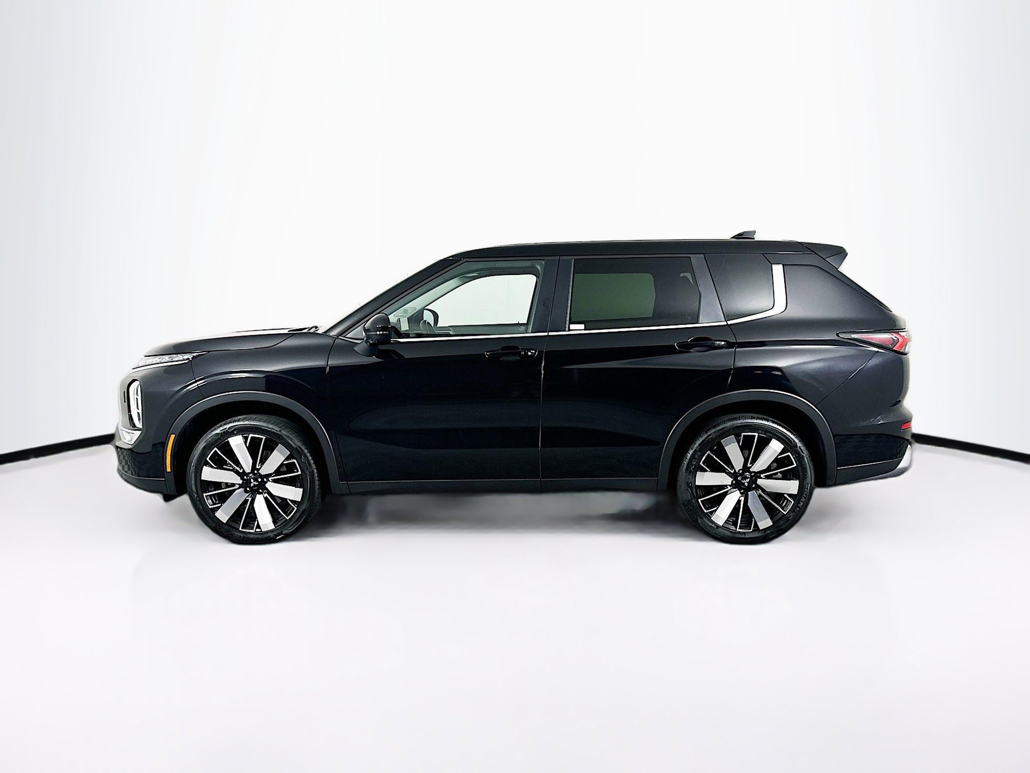 Used 2025 Mitsubishi Outlander SE AWD/4WD image 4