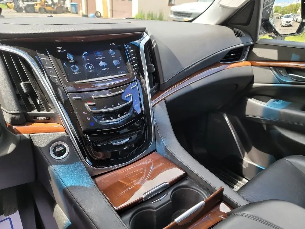 Used 2018 Cadillac Escalade Luxury AWD/4WD image 16