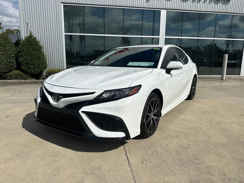 Used 2024 Toyota Camry SE image 1