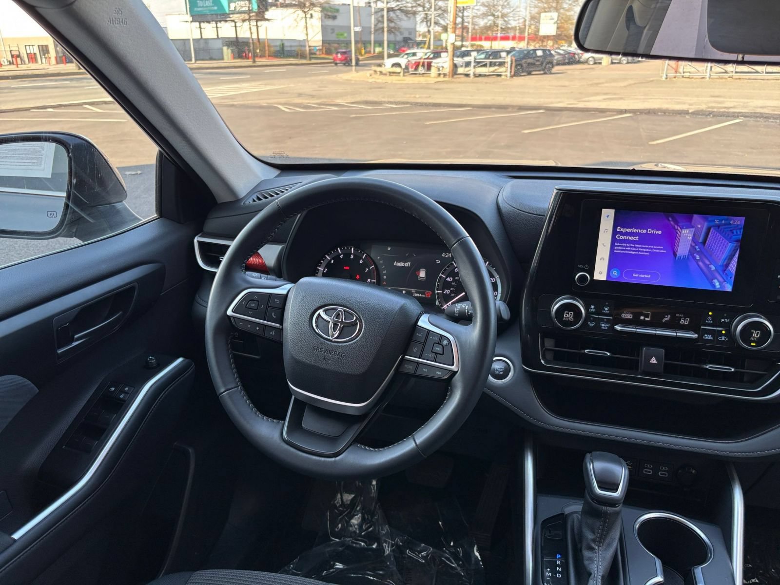 Used 2025 Toyota Highlander LE FWD image 33