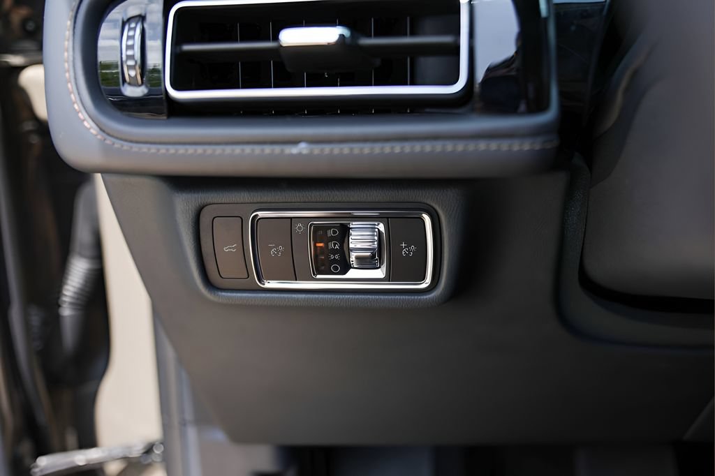 Used 2025 Lincoln Aviator 2WD image 14
