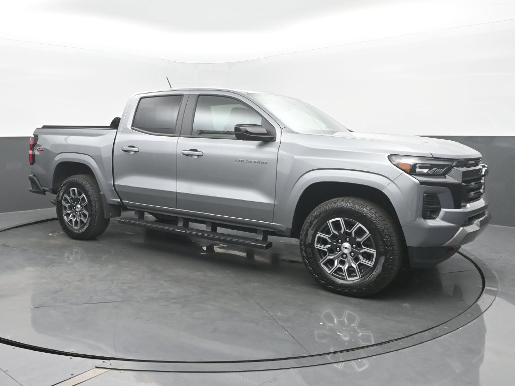 Used 2025 Chevrolet Colorado Z71 w/ Technology Package AWD/4WD image 8