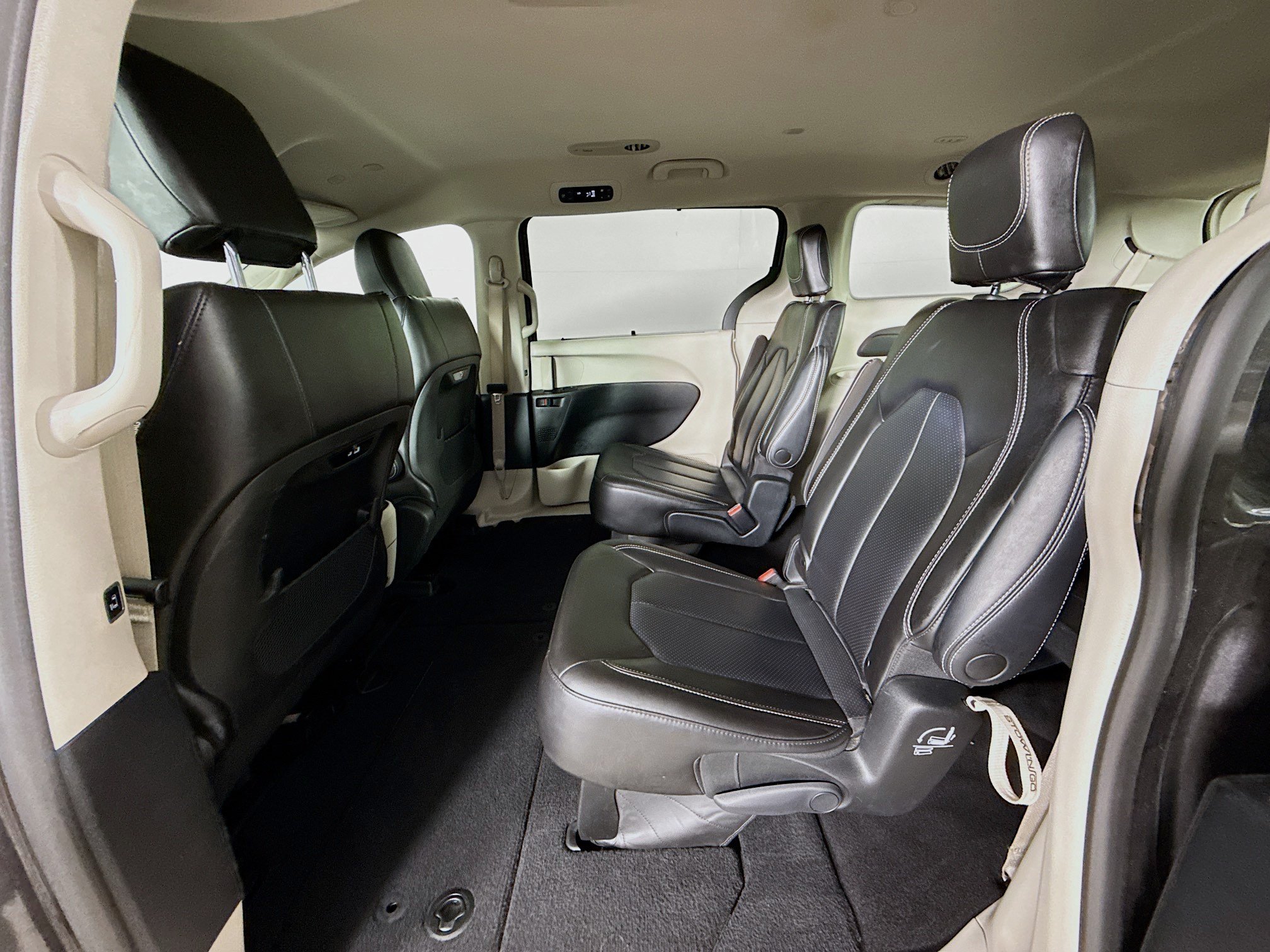 Used 2023 Chrysler Pacifica Touring-L FWD image 28