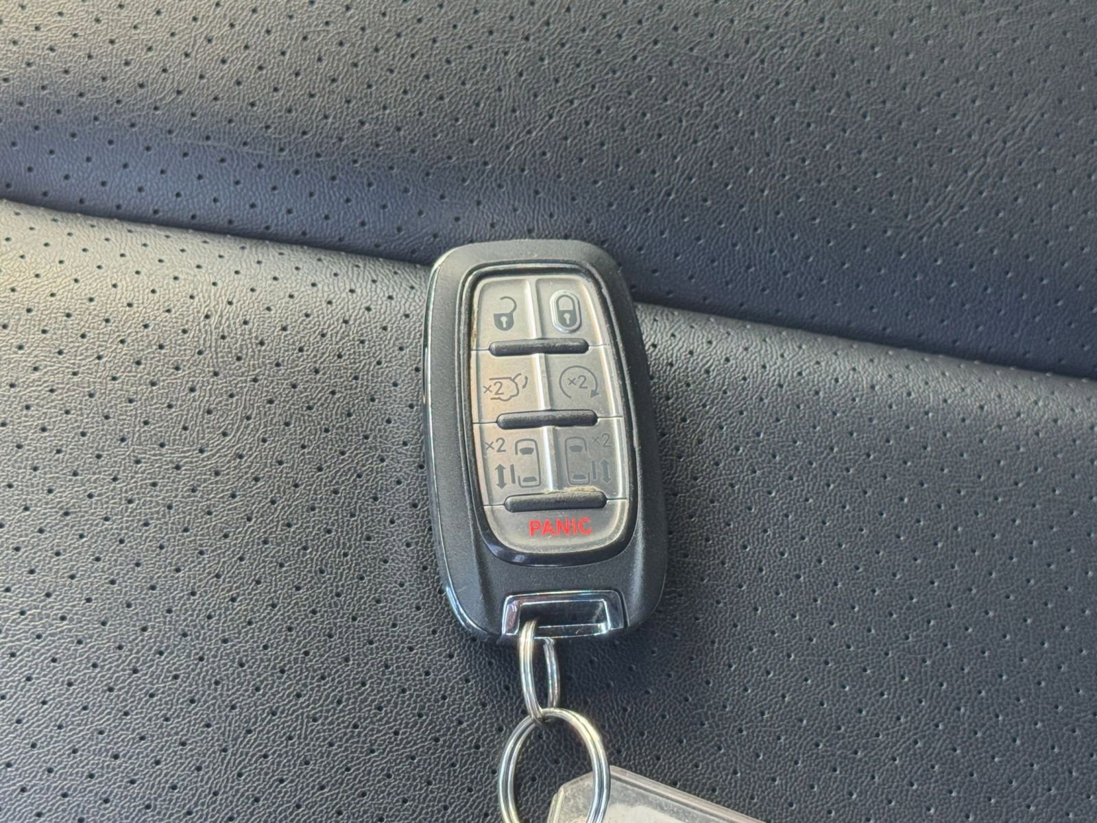 Used 2025 Chrysler Pacifica Select image 21