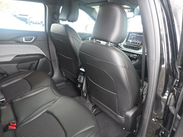 Used 2023 Jeep Compass Latitude image 12