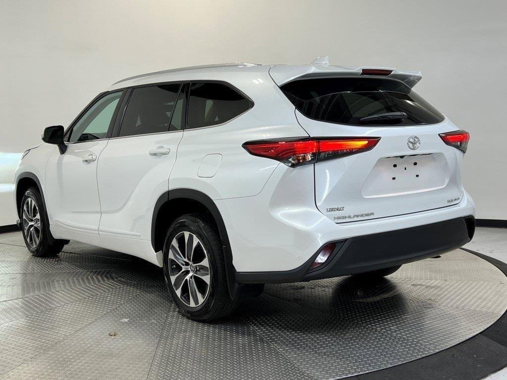 Used 2022 Toyota Highlander XLE image 5