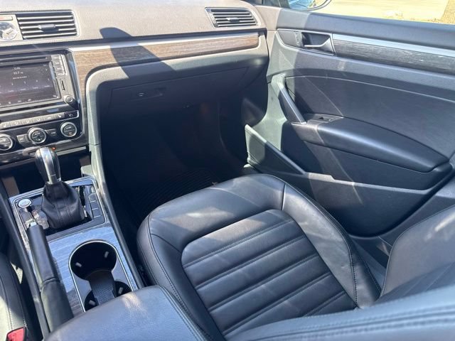 Used 2017 Volkswagen Passat 1.8T SEL Premium FWD image 16