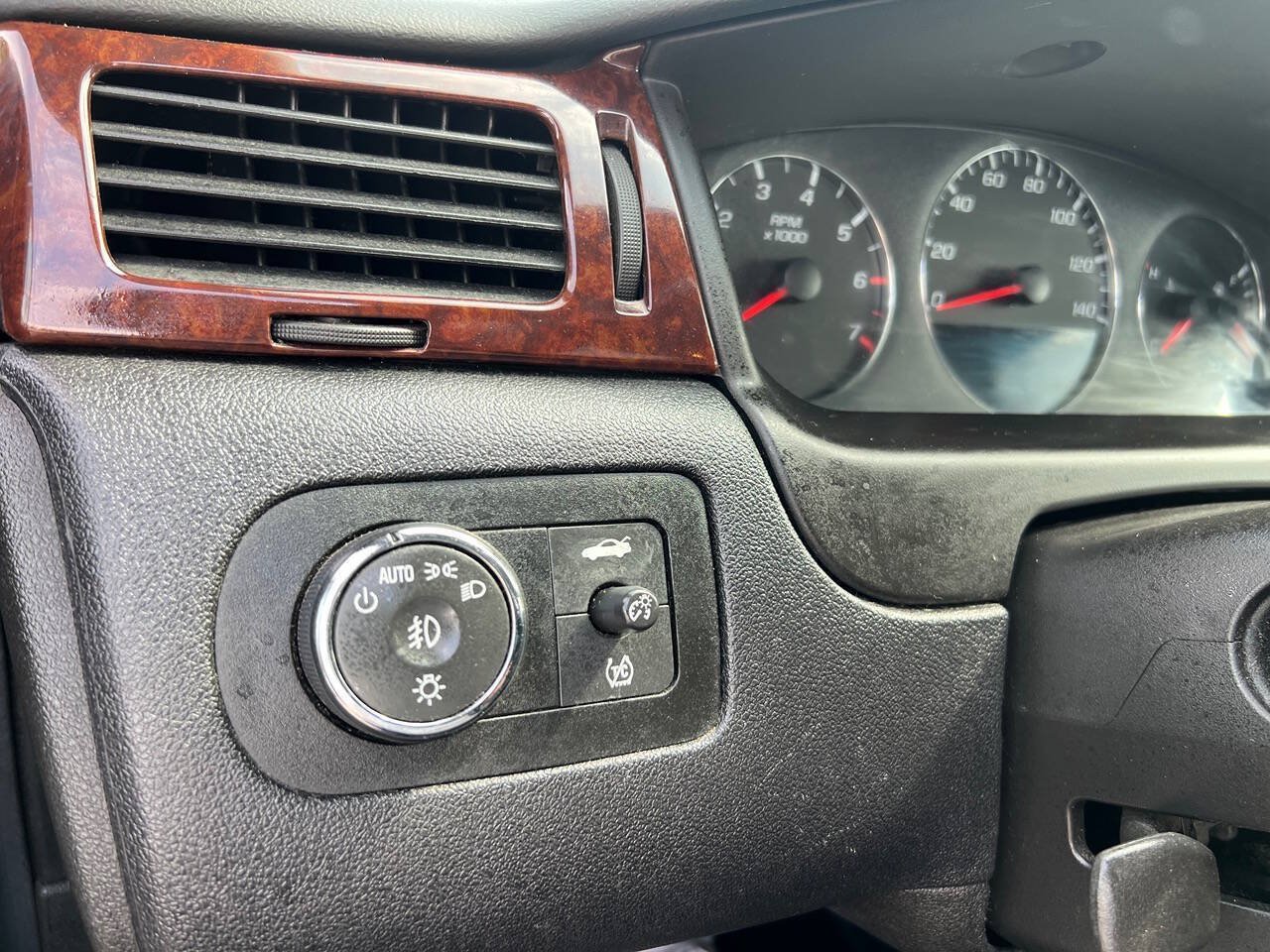 Used 2010 Chevrolet Impala LT FWD image 16