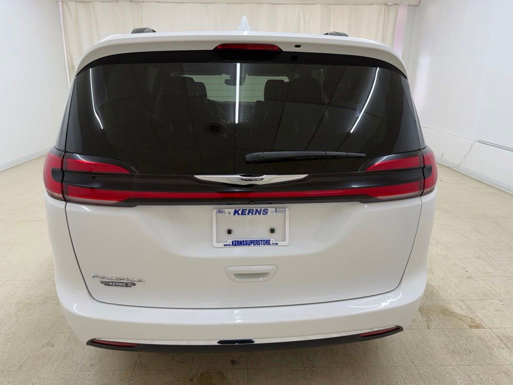 Used 2022 Chrysler Pacifica Touring-L FWD image 4