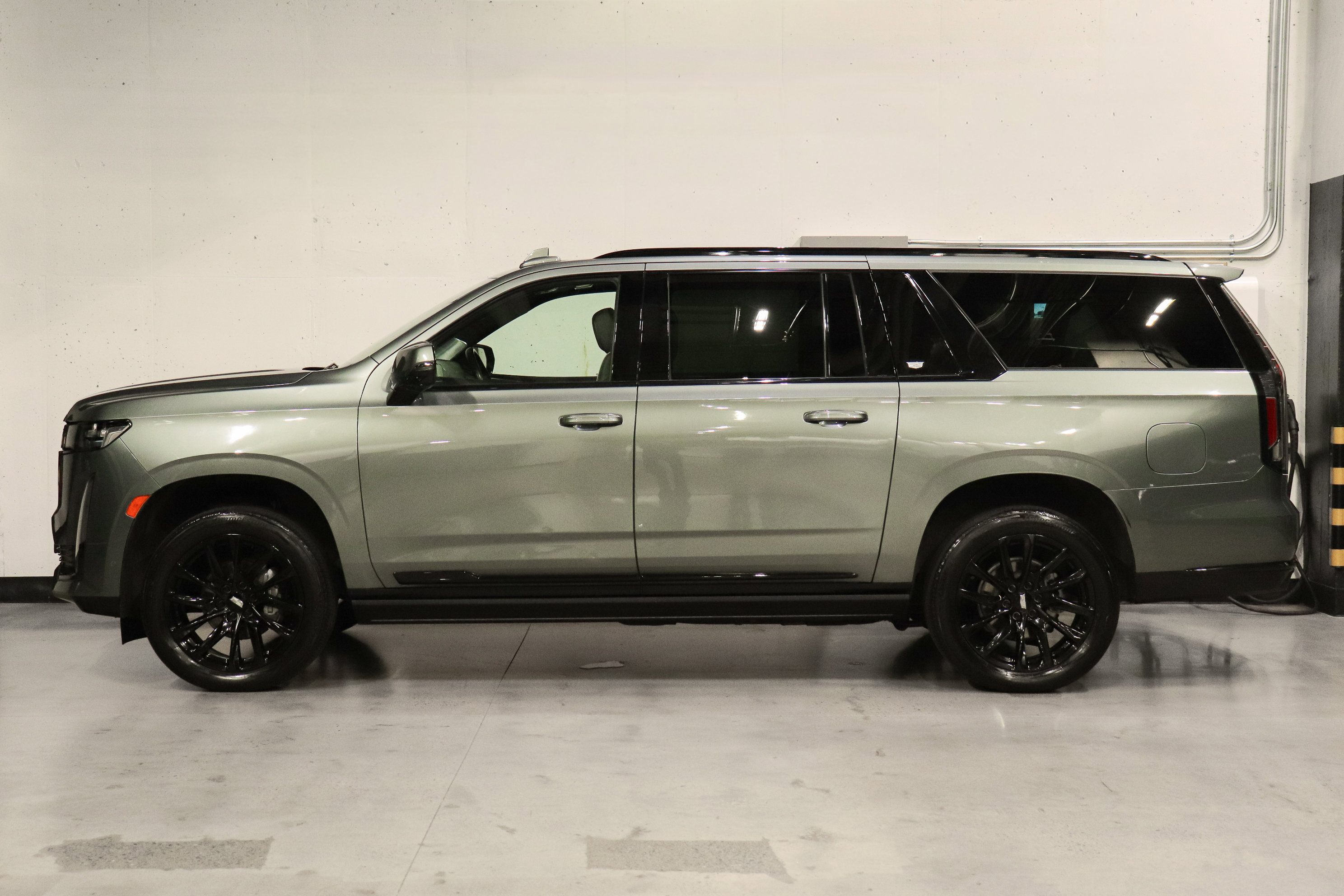 Used 2023 Cadillac Escalade ESV Sport Platinum w/ LPO, ONYX Package AWD/4WD image 2