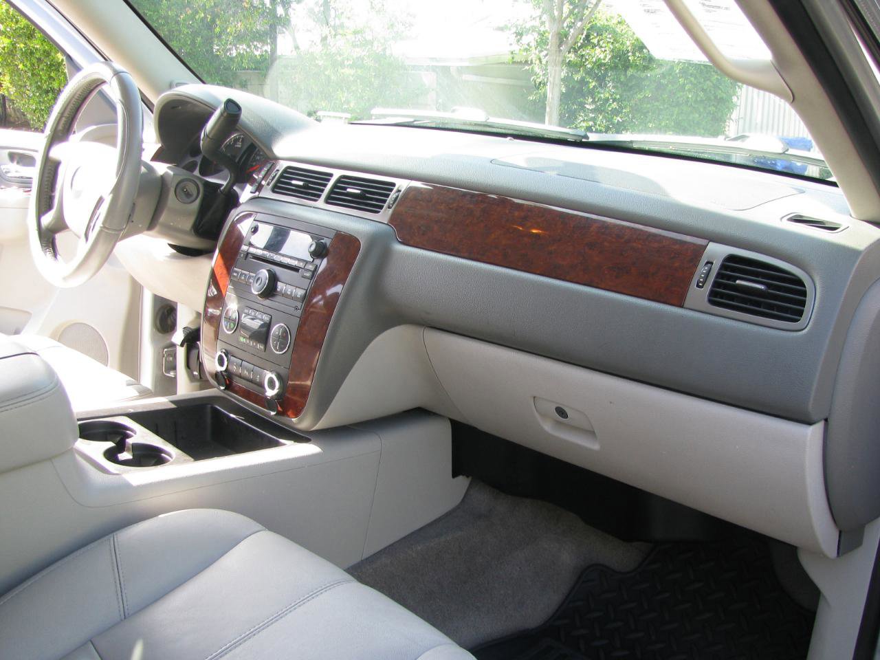 Used 2014 Chevrolet Suburban LT RWD image 16