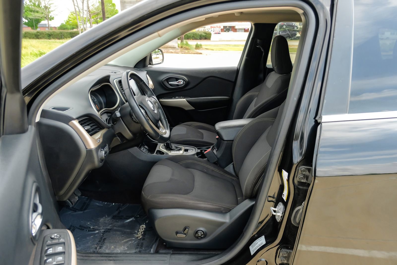 Used 2017 Jeep Cherokee Latitude w/ Safety/Convenience Group image 4