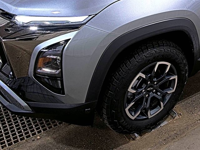 Used 2026 Chevrolet Equinox ACTIV image 2