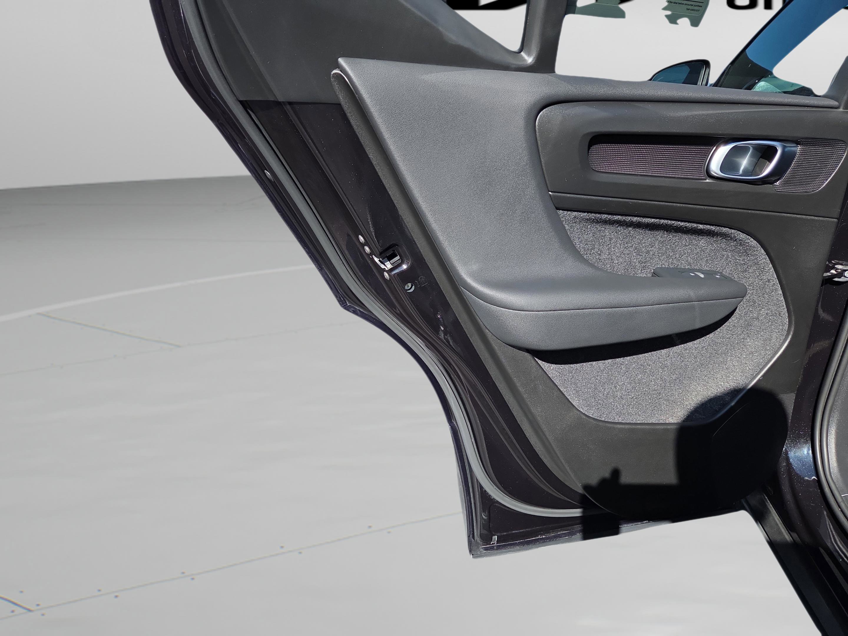 Used 2025 Volvo XC40 B5 Plus image 28