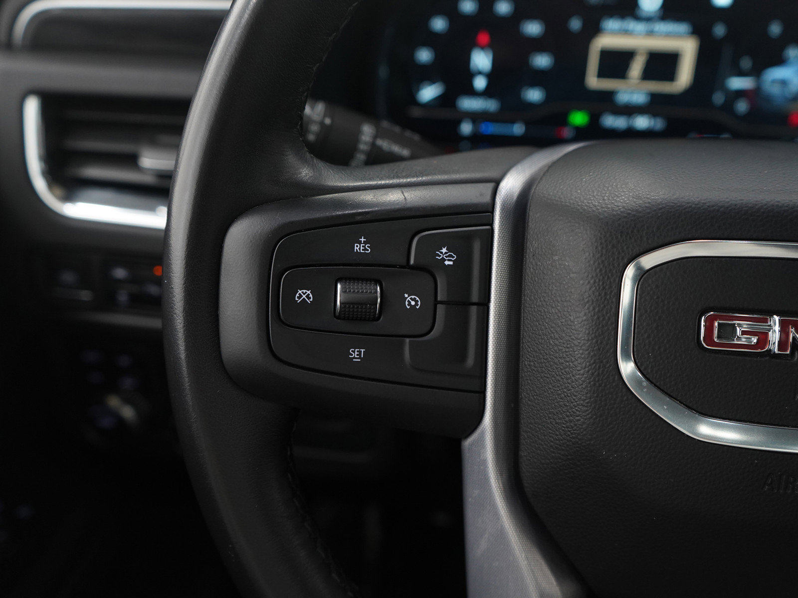 Used 2023 GMC Yukon XL SLT image 26