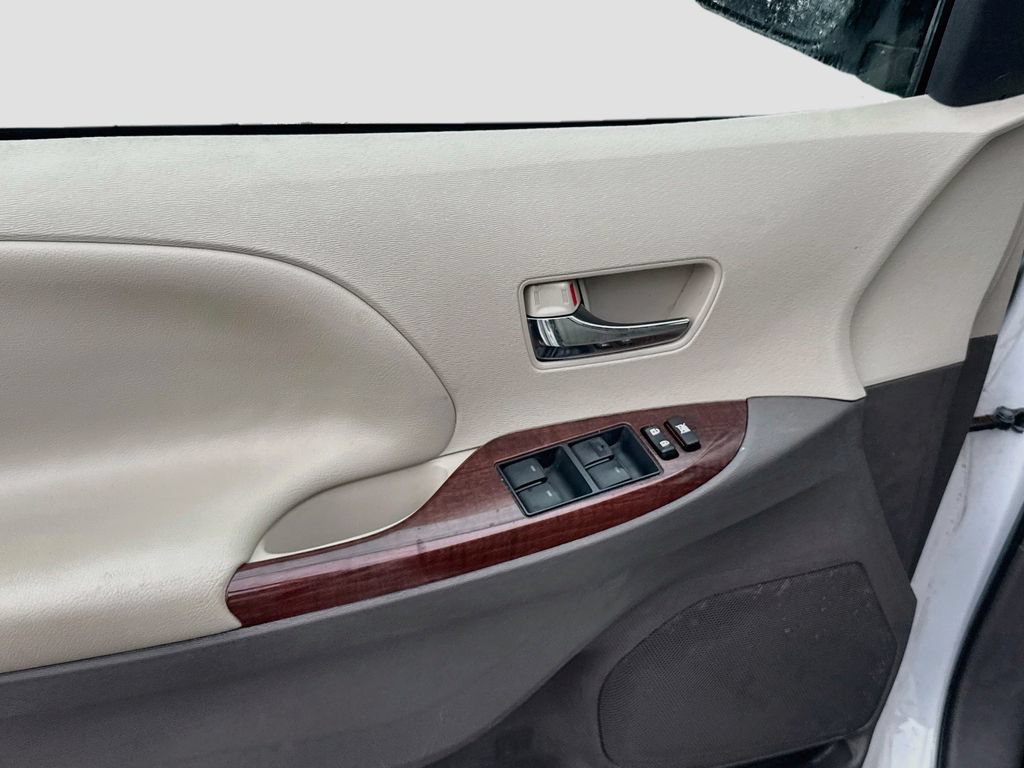 Used 2014 Toyota Sienna XLE FWD image 34