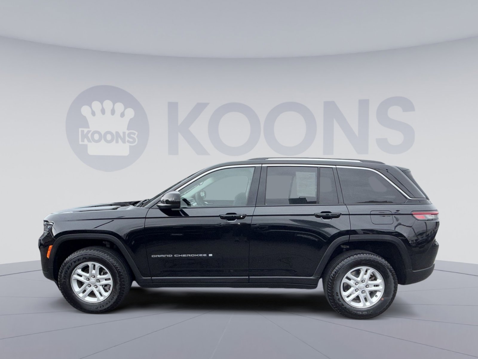 Used 2023 Jeep Grand Cherokee Laredo w/ Luxury Tech Group I image 2