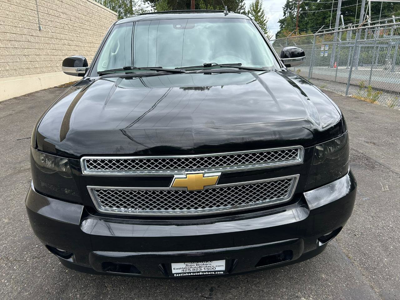 Used 2012 Chevrolet Suburban LT w/ Luxury Package AWD/4WD image 2
