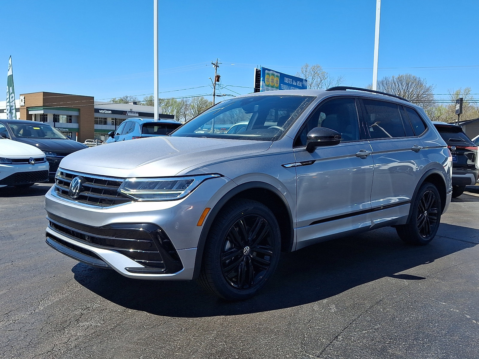 Certified 2022 Volkswagen Tiguan SE R-Line AWD/4WD image 3