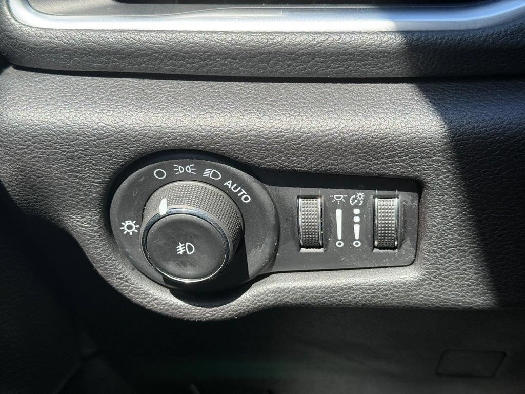 Used 2020 Chrysler Pacifica Limited w/ Advanced Safetytec Group FWD image 21