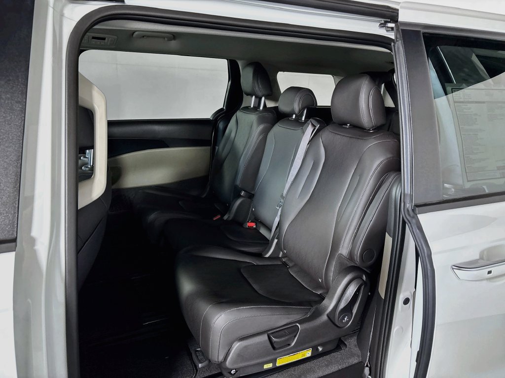 New 2027 Kia Carnival FWD image 19