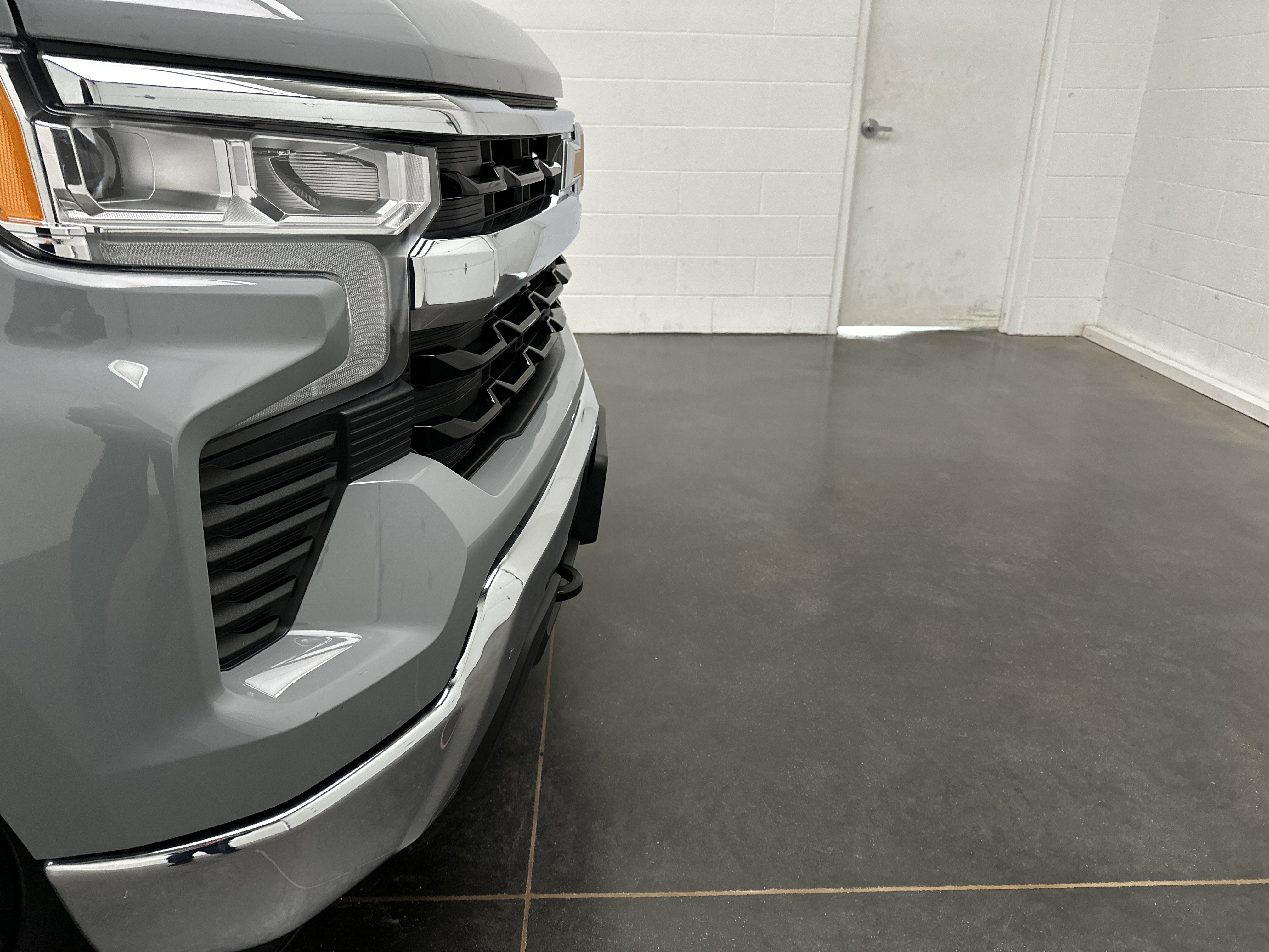 Used 2024 Chevrolet Silverado 1500 LT AWD/4WD image 2