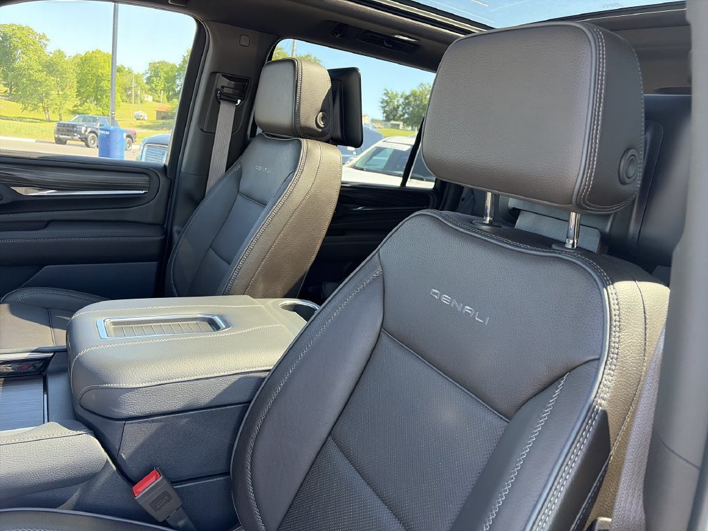Used 2024 GMC Yukon XL Denali w/ Denali Reserve Package AWD/4WD image 11