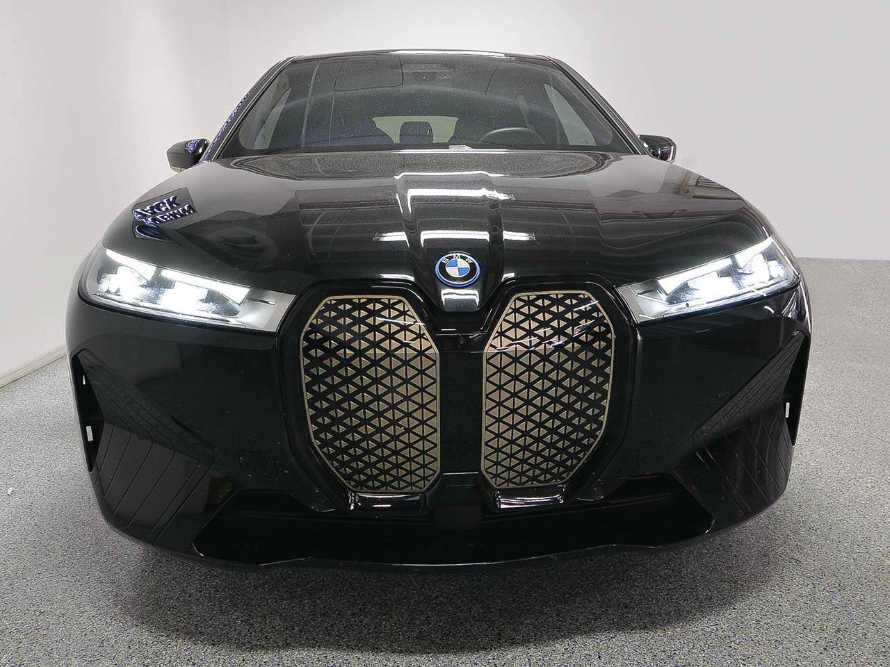 Used 2024 BMW iX xDrive50 w/ Sport Package AWD/4WD image 2